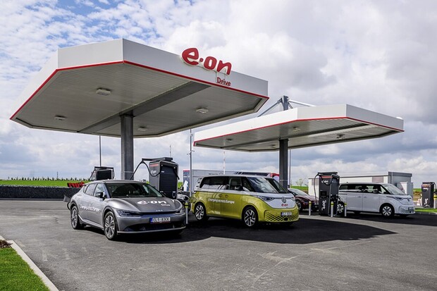 E.ON Drive otevřel tři velké nabíjecí huby pro veřejnost a slaví nové rekordy