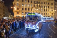 Praha se rozzáří. Dopravní podnik vypustí do ulic vánoční flotilu