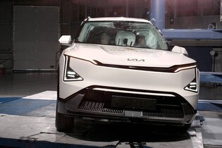 Kia hlásí další hvězdný úspěch v crashtestech. Tentokrát pro EV5
