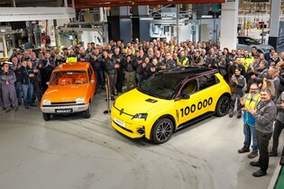 Renault slaví úspěch s modelem 5 E-Tech. Už se jej vyrobilo 100 tisíc kusů