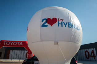 Hybridy Toyoty slaví, a to rovnou druhé kulatiny