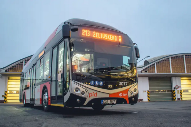 Praha vypouští do ostrého provozu první nové elektrobusy SOR ENS 12