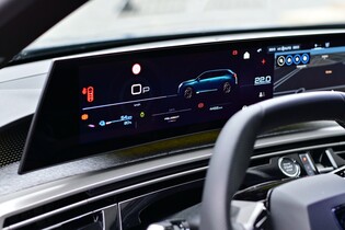 Displeje má pěkné. A co infotainment na nich? Podívali jsme se na Peugeot e-5008