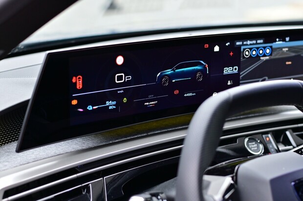 Displeje má pěkné. A co infotainment na nich? Podívali jsme se na Peugeot e-5008