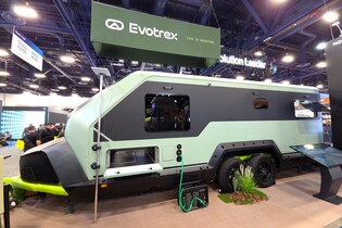 Ultimátní obytný přívěs pro elektromobily je tady. A je také elektrický.