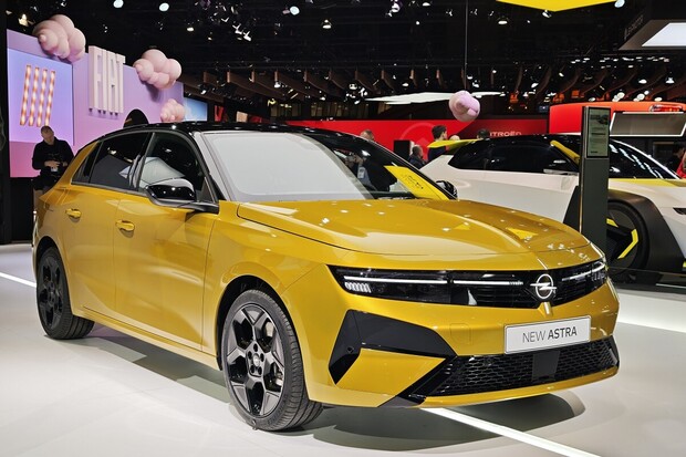 Opel omladil současnou Astru. Svítí a vypadá o něco lépe