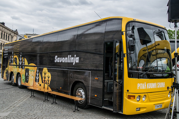 Každý slaví po svém, Finové pojízdnou saunou v autobuse Scania