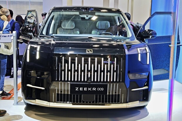 Obří televize a lednička vzadu. Zeekr 009 na CES ukazuje luxusní MPV