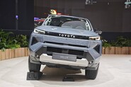 Toyota Hilux podeváté. Nezdolný pracant se elektrifikoval a slibuje vodík! – Bruselský autosalon 2026