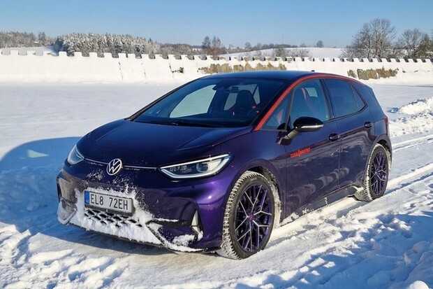 Vyzkoušeli jsme, jak moc se líbí tuhé mrazy Volkswagenu ID.3 GTX Fire+Ice