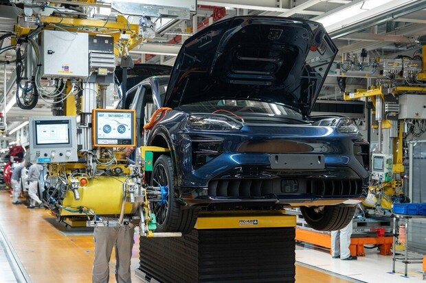 Bratia na Slovensku začali vyrábět elektromobil snů od Porsche