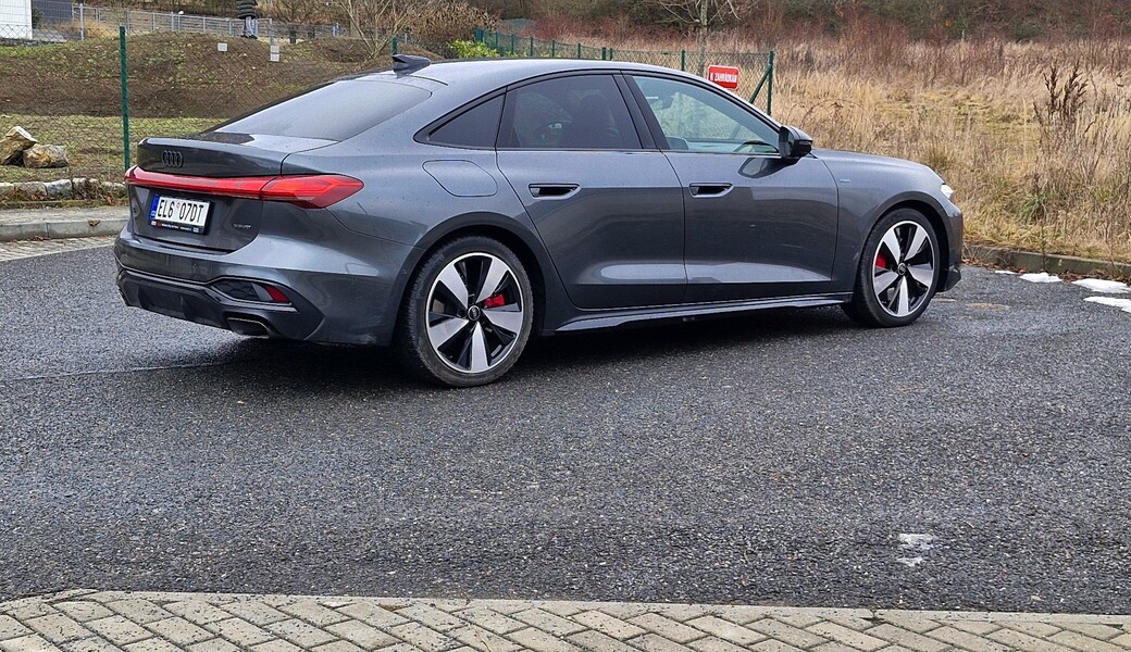 Audi A5 e-hybrid S-line (270 kW)
