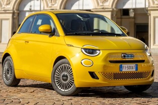 Fiat 500 Hybrid s manuální převodovkou dorazil do Česka. Stojí lehce přes 400 tisíc