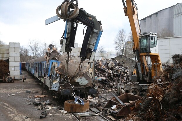 I takto vypadá modernizace. České dráhy posílají denně jeden starý vůz do šrotu