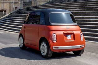 Maličký model od Fiatu se představil s novým lakem karoserie a větším displejem