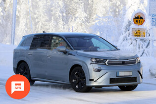 Škoda Peaq vyfocena v maskování, Taycan chystá rychlejší verzi