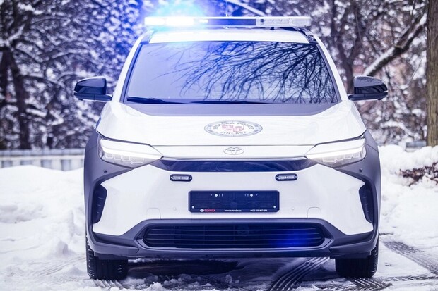 Městská policie v Jihlavě začala jezdit Toyotou bZX4. Jde o nadstandardní specifikaci