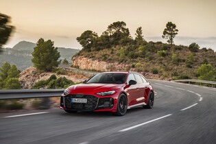 Audi představilo nabušený plug-in hybrid s logy RS. Má vše, co se od něj očekává