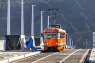 Téměř hotovo. Po Dvoreckém mostě přejela první tramvaj