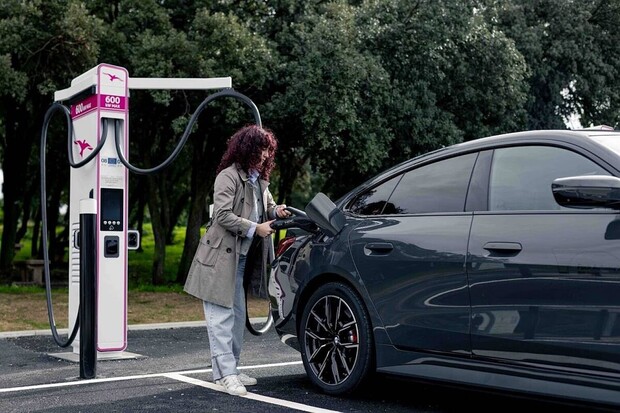 Šťastné šestky. U prvních stojanů Ionity si nabijete rychlostí 600 kW