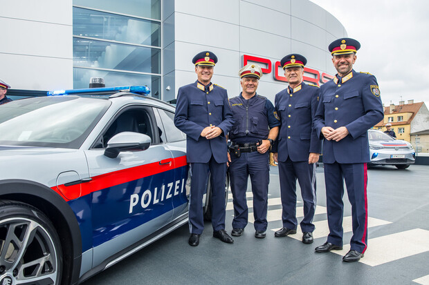 Rakouská policie odstavuje elektromobily. V akci selhávají 