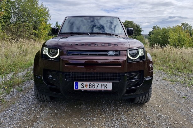 Defender Sport se neztratí ani v těžkém terénu. Pohánět jej bude elektřina