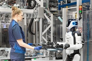 BMW posílá do výroby „kolegy z budoucnosti“. Humanoidní roboti míří do Lipska