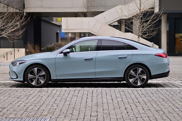 Dojede daleko. Ale jak zvládne Mercedes CLA sám zaparkovat? Vyzkoušeli jsme to