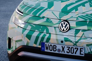 Volkswagen láká na elektrický ID. Cross zahalený maskováním
