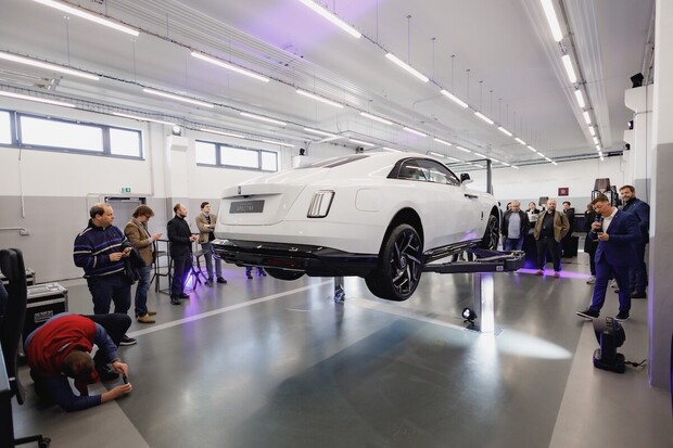 Pražské lázně pro vozy Rolls-Royce. Nejčastěji tam míří elektrický Spectre