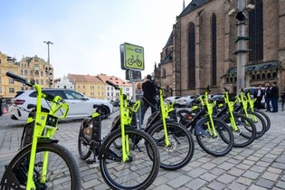 V Plzni do ulic vyjíždí 300 sdílených elektrokol