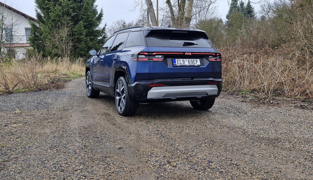 Jeep uvedl na český trh nový Compass. Rovnou jsme ho projeli