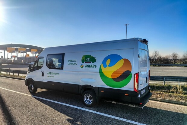 Iveco se vrhlo na vývoj bezdrátového nabíjení. Pomáhá k tomu model eDaily 42C