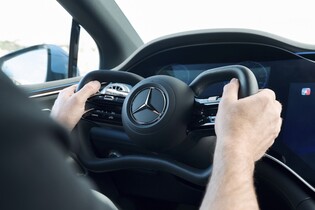 Řízení jako Airbus, knipl jako Boeing. Jaké je řízení po drátě nového Mercedesu?