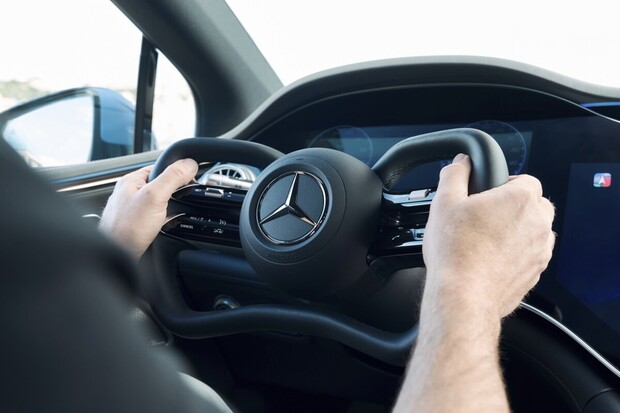 Řízení jako Airbus, knipl jako Boeing. Jaké je řízení po drátě nového Mercedesu?