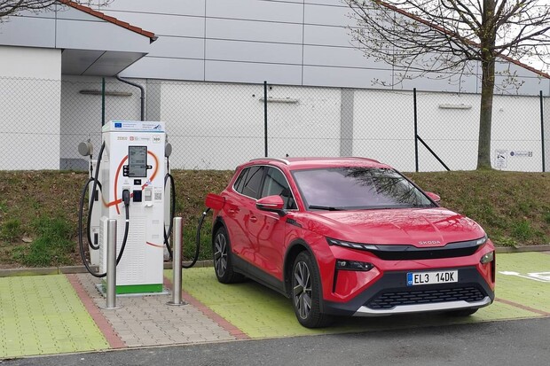 ČEZ spustil velký nabíjecí hub u Tesca v Říčanech