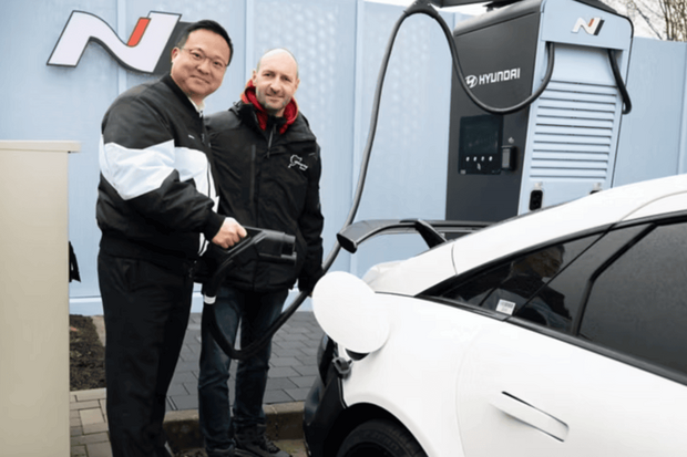 Hyundai spustil ultrarychlé nabíječky na Zeleném pekle 