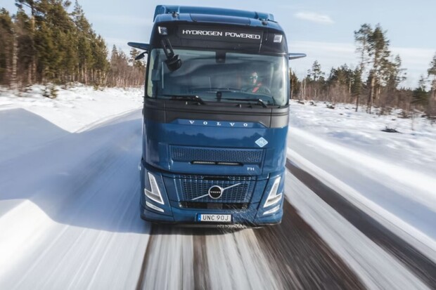 Volvo začalo testovat těžký tahač, který je vybaven spalovacím motorem na vodík