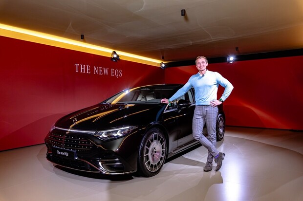 Mercedes EQS po faceliftu: dojezd přes 900 km a řízení kniplem
