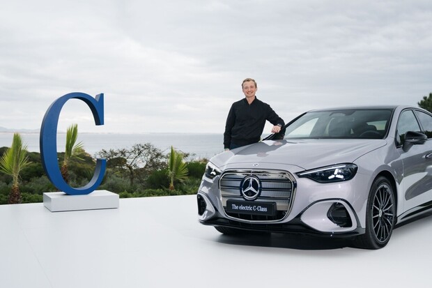 Mercedes ukázal novou Třídu C. Je elektrická a našlapaná technikou z GLC