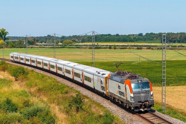 Leo Express představuje bílo-oranžové Vectrony pro soupravy Talgo