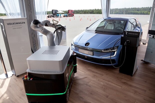 Volkswagen představil Golfa budoucnosti nabíjeného robotickým ramenem