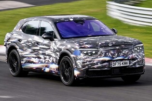 Tohle má být první elektromobil Bentley? Luxusní SUV už brázdí Nürburgring
