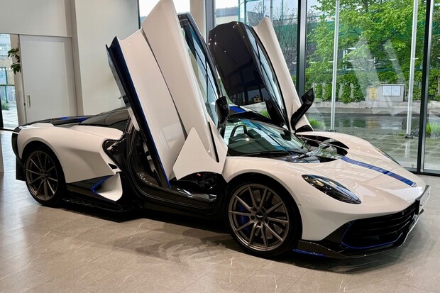 Prohlédli jsme si Aston Martin Valhalla. Hybridní hypersport dorazil do Prahy