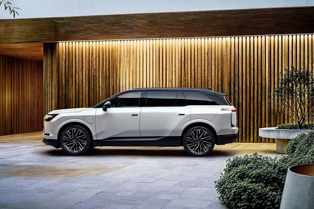 Lexus představil šestimístný elektromobil. Koupíme si ho napřesrok