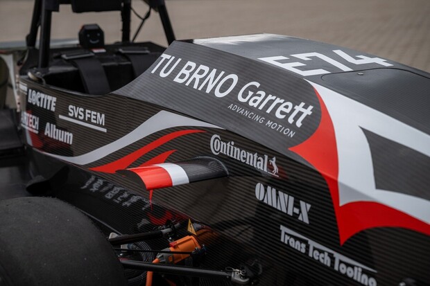 Formule z kontejneru. Brněnští studenti odhalili nový elektrický monopost Dragon e6