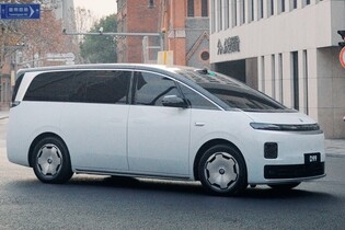 Číňané posouvají luxusní MPV. Leapmotor D99 má otočná sedadla i velkou baterii
