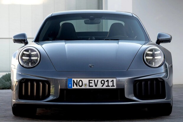 Porsche vyčkává. Ikonická 911 zůstane ještě dlouho bez plně elektrické verze
