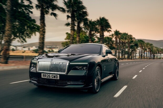 Rolls-Royce vylepšuje svůj první elektromobil. Spectre Series II ujede až 628 km