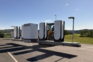 Tesla ukázala první skládací Supercharger v Evropě. Má urychlit výstavbu